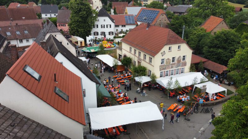 Blick von oben in die Rathausstraße, wo der Pfingstmarkt stattfindet