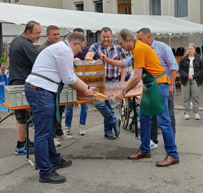 Fassanstich durch Bürgermeister Stefan Kron